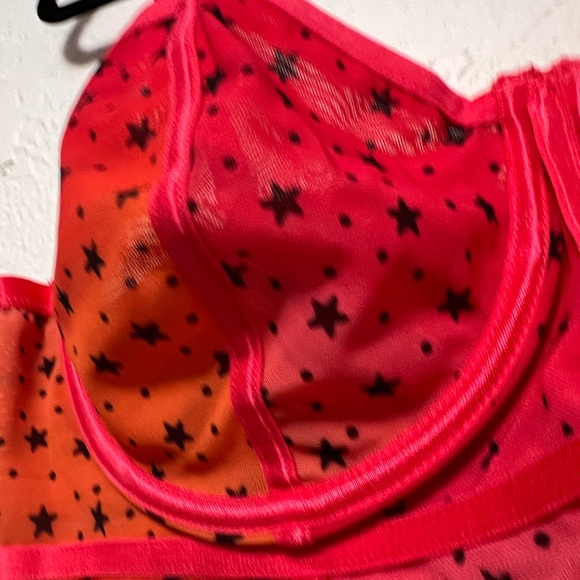 Torrid Underwire Star Print Bra BNWT Size 2 - Picture 2 of 5